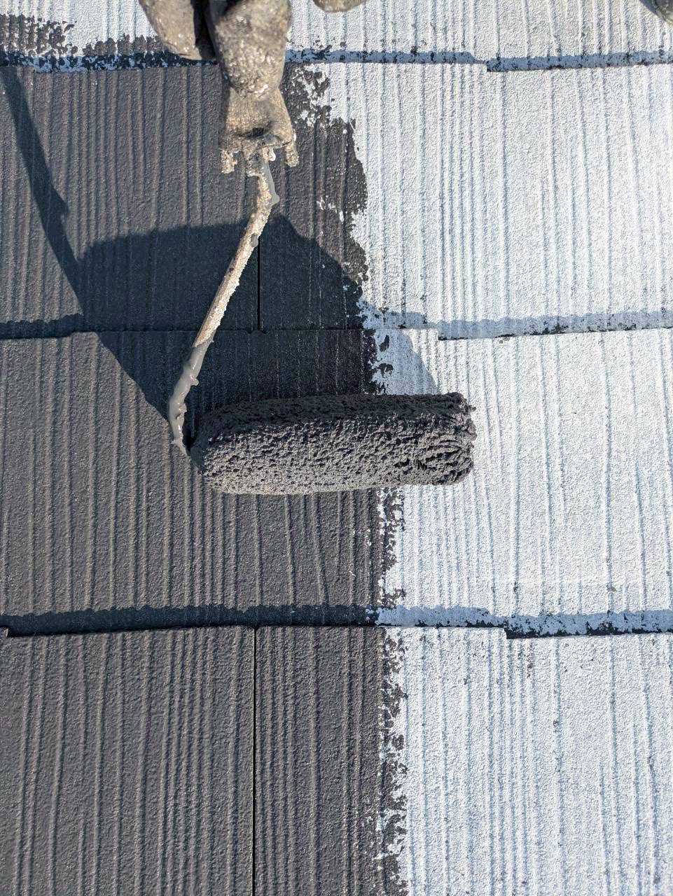 中塗り材を塗装してグレー色になったスレート屋根